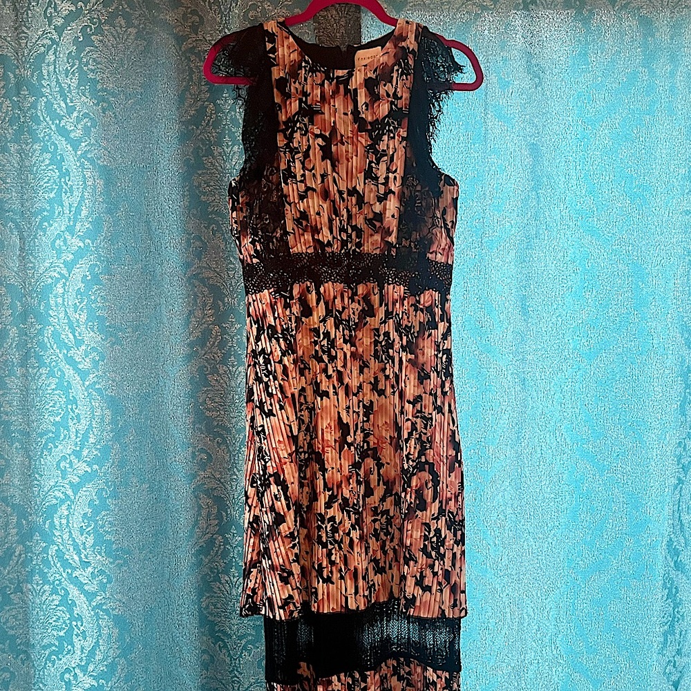 STUNNING FOXIEDOX PLEATED FLORAL LACE DRESS NWT